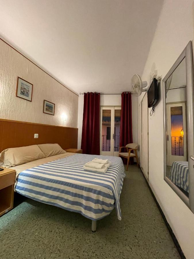 P&R Hostals Maria Rosa Tossa de Mar Exteriör bild