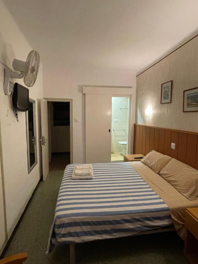 P&R Hostals Maria Rosa Tossa de Mar Exteriör bild